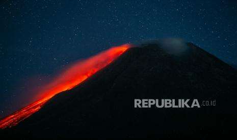 Merapi Luncurkan Enam Guguran Lava Pijar Sejauh 1,5 Km