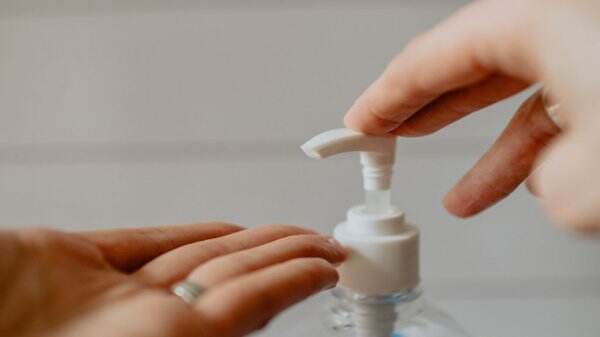 Bukannya Membunuh Bakteri, Ini 4 Bahaya Memakai Hand Sanitizer Jika Berlebihan