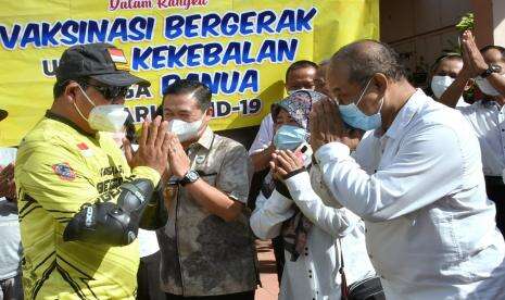 Gubernur Bagikan 2.300 Bantuan Saat Turdes Vaksin Bergerak