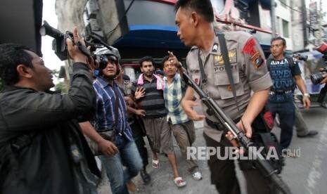 Polisi Gerebek Kampung Narkoba di Surabaya