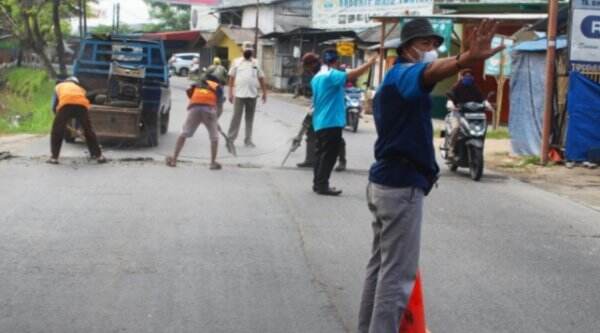 Pemkab Tangerang Bongkar Puluhan Polisi Tidur di Jalan Raya Cadas-Kukun