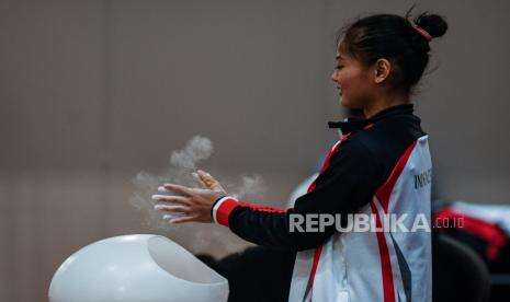 Windy Cantika Sabet Medali Emas Angkat Besi