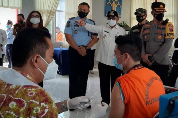 Sinergitas TNI-Polri, Lakukan Serbuan Vaksinasi di Rutan Tanjung Tabalong