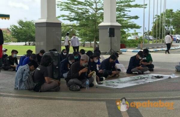 Haul Omnibus Law Jilid II, Demonstran Baca Surah Yasin dan Burdah di Perkantoran Gubernur Kalsel