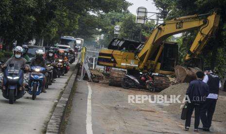 In Picture: Pemasangan Boks Saluran Drainase di Klender