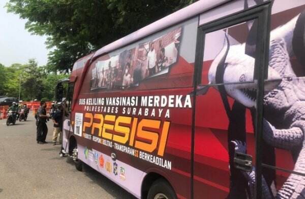 Dua Bus Vaksin Covid-19 Layani Warga di Bundaran Waru Surabaya