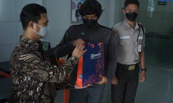 BRI Apresiasi Pria Yang Temukan Uang Di ATM Citeureup