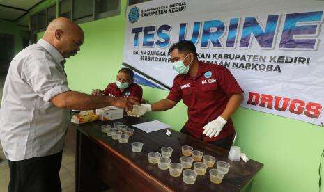 Ratusan Polisi Gerebek `Kampung Narkoba` di Kota Surabaya