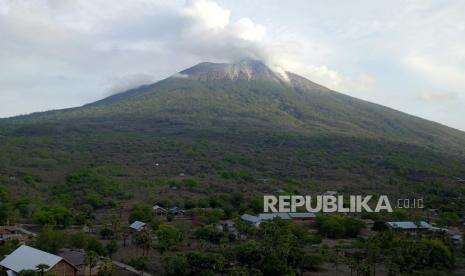 27 Kali Letusan Terjadi di Gunung Lewotolok