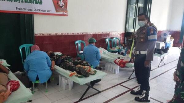HUT Ke-76 TNI, Kostrad TNI AD Yonzipur 10 Bersama Polri Gelar Donor Darah