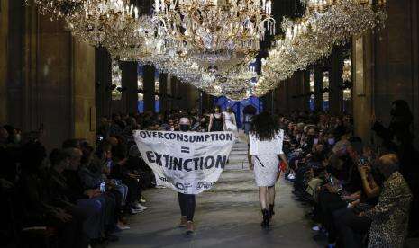 Pengunjuk Rasa Bentangkan Spanduk di Catwalk Louis Vuitton
