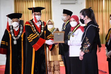 Dapat Penghargaan dari Itera, Eva Janji Beasiswa Kuliah
