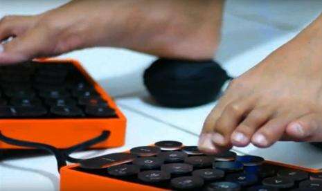 Foty Kembangkan Keyboard-Mouse untuk Difabel Daksa