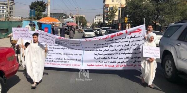 Pakai Kain Kafan, Profesor di Kabul Turun Ke Jalan: Kami Lapar!