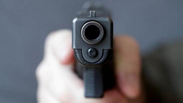 Apes, Pria Ini Tertembak Pistol Sendiri saat Kencing Sembarangan di Stasiun Kereta