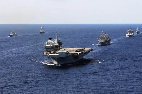 Kapal Perang China Bayangi Kapal Induk AS dan Inggris di LCS