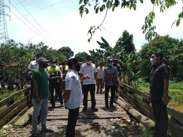 Wabup HSS Tinjau Langsung Kondisi Jembatan ‘Angker’ Sungai Kupang