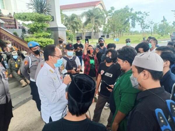 Sempat Diwarnai Ketegangan, Demonstran Ngotot Bertemu Gubernur Kalsel