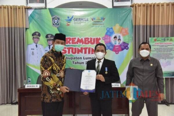 Berhasil Tekan Angka Kelahiran, Cak Thoriq Terima Penghargaan Manggala Karya Kencana