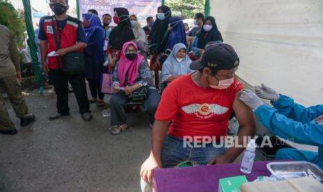 Forkopimda Pekalongan dan Ponpes Gencarkan Vaksinasi Massal
