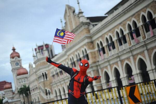Mulai Hari Ini Malaysia Buka Perbatasan dan Izinkan Warga Bepergian