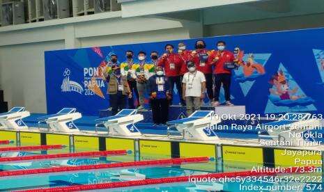 Kepala BNPB Kalungkan Medali Juara Renang Estafet 4x200 M
