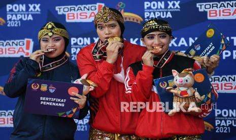 In Picture: DKI Jakarta Amankan Emas Pencak Silat Putri Nomor Seni