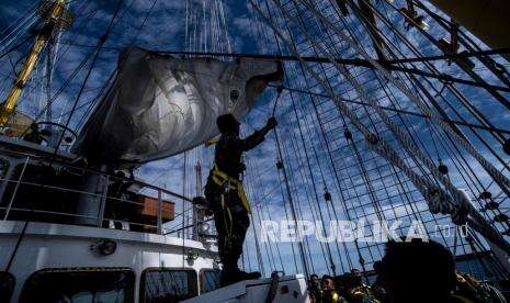 In Picture: Ujian Praktek Kembang Layar KRI Bima Suci