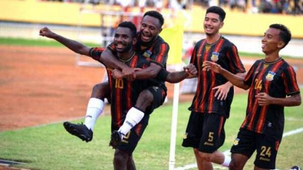 Papua Juara Cabor Sepak Bola PON XX, Menpora Amali Turun Kalungkan Medali
