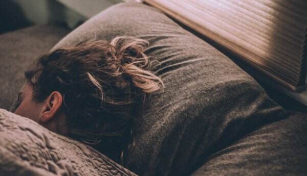 Duh... Bikin Ngeri! Ini Bahaya Kesehatan yang Mengintai Jika Anda Sering Tidur di Lantai