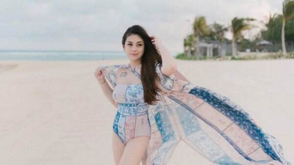 Resmi Sandang Status Janda, Begini Potret Celine Evangelista yang Disebut "Hot Mom", Kayak Masih Gadis!