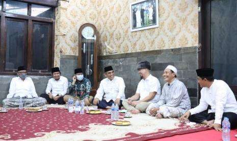 Semangat dan Loyalitas Santri kepada Kiai Patut Dicontoh