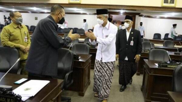 Bukan Cuma ASN, Gubernur dan Anggota Dewan Juga Sarungan saat Rapat Paripurna