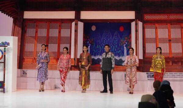Keren! Desainer Indonesia Padukan Batik dan Kebaya dengan Hanbok di K-Festival