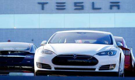 Tesla Tarik Versi Baru FSD Akibat Isu Perangkat Lunak