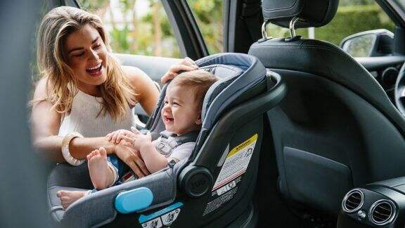 Berkaca Dari Kecelakaan Vanessa Angel, Ini Manfaat Penting Penggunaan Car Seat pada Bayi