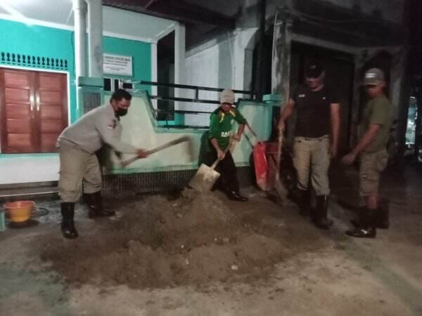 Tengah Malam KJK Kelurahan Tarempa Tambal Jalan Berlubang