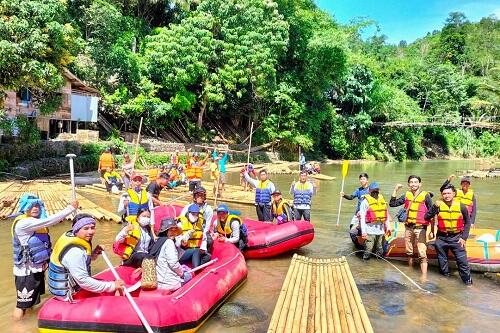 Susur Sungai dan Jalan, Relawan Gotong Royong Bantu Bersihkan Wisata Loksado HSS
