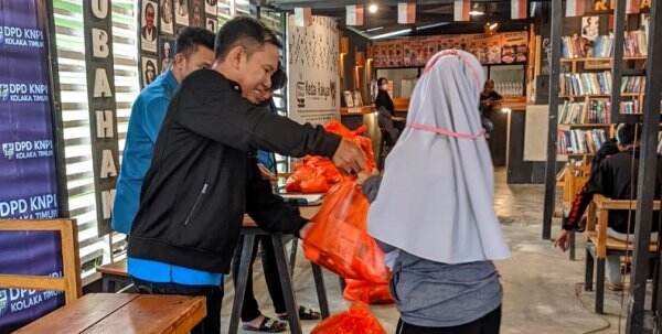 KNPI Salurkan Paket Sembako, Ketum DPD Koltim: Berbagi Mesti Tanpa embel-embel Politis