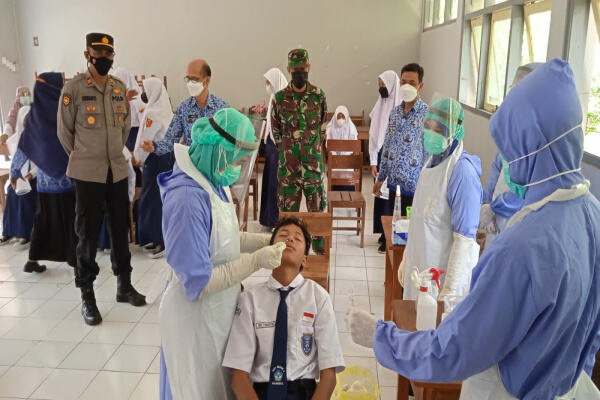 Cegah Klaster di Sekolah, Puluhan Siswa Ikuti PCR