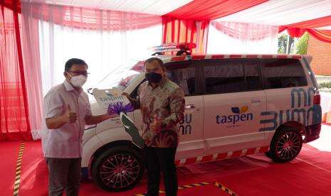 Taspen Serahkan Ambulans Multifungsi kepada Kementerian BUMN
