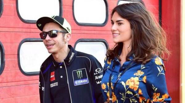 Kenakan Pakaian Ketat, Pacar Valentino Rossi Pamer Baby Bump