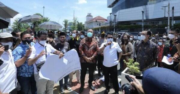 Moeldoko Temui Para Pendemo Aksi Kamisan di Semarang