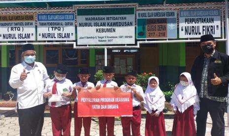 BMH Kebumen Salurkan Beasiswa kepada MI Nurul Islam