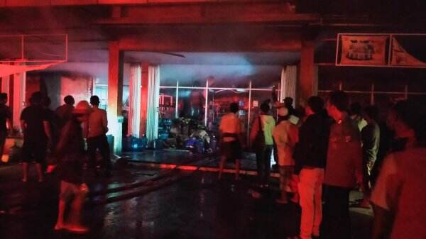 Diduga karena Korsleting, Ritel Modern di Bypass Batu Bolong Terbakar