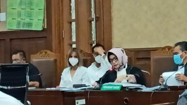 Serasi, Nia Ramadhani dan Ardi Bakrie Berkemeja Putih di Sidang Kasus Narkoba Hari Ini