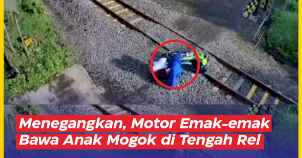 VIDEO: Menegangkan, Motor Emak-emak Bawa Anak Mogok di Tengah Rel