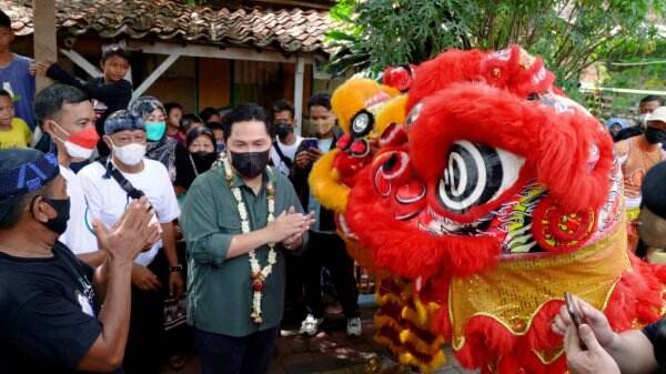 Datangi Kampung Markisa, Menteri BUMN Erick Tohir Disambut Tarian Naga