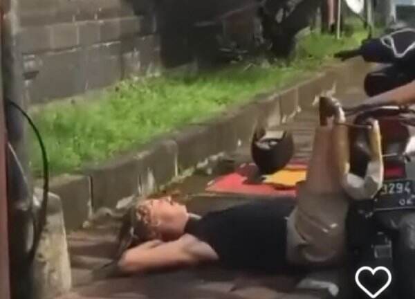 Viral, Bule Tidur Pules di Trotoar Gegara Mabuk Berat