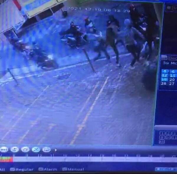 Brutal ! Gerombolan Pemotor Pukuli Dua Pemuda Pakai Double Stick Terekam CCTV